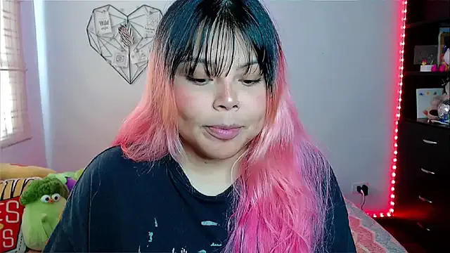 EllieMoonX on StripChat 