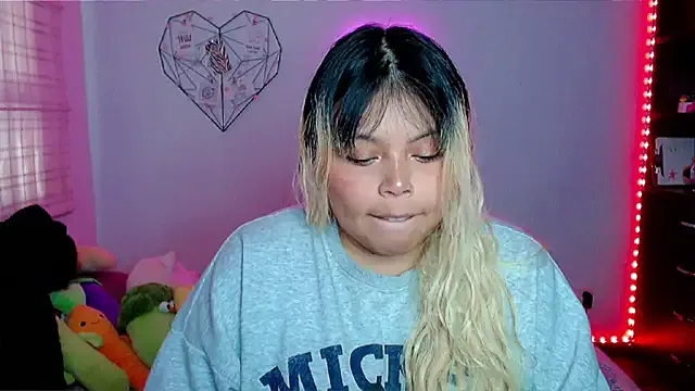 EllieMoonX on StripChat 