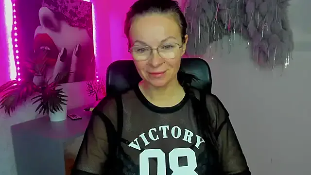 HelenLuxx on StripChat 