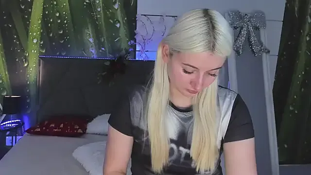 HollyTailors on StripChat 