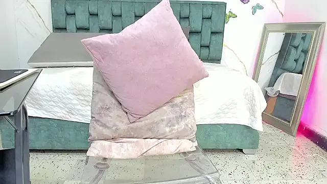 IsiisLovei on StripChat 