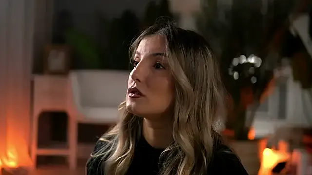 KellyMathews on StripChat 