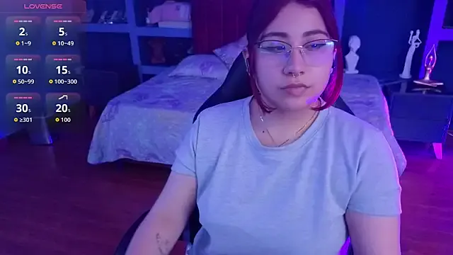 littlee_red on StripChat 