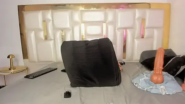 MiaaXXX1 on StripChat 