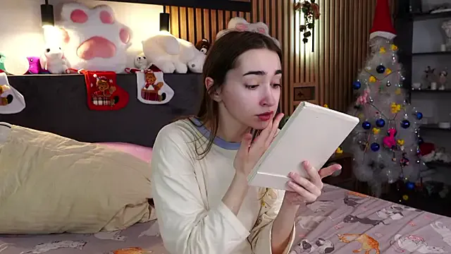 PollyBeev on StripChat 