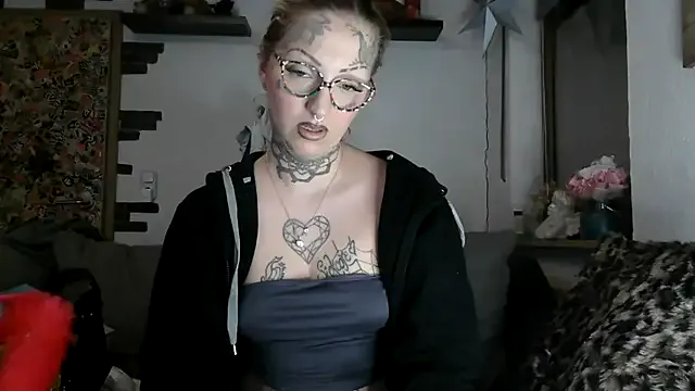 RoxxyInk on StripChat 