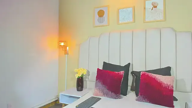 Sara_Hanks model from StripChat