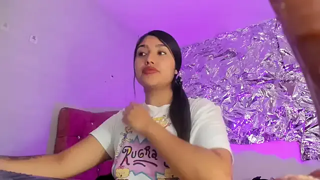 SarahStones on StripChat 