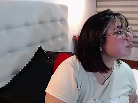 YiniBelle on StripChat 