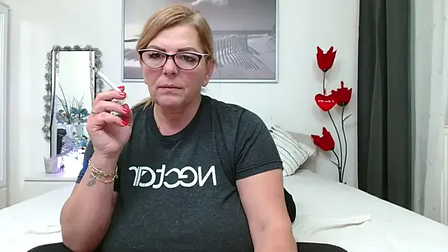 YulliaMilf on StripChat 